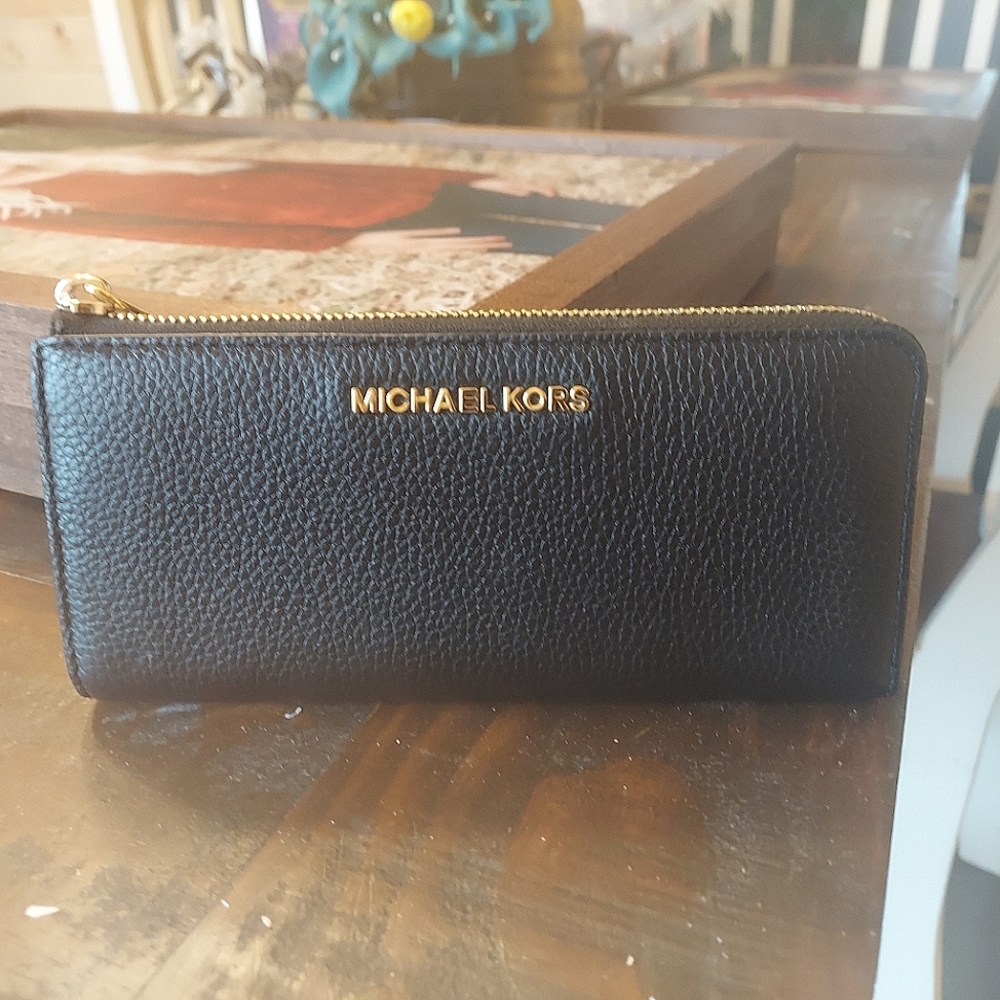 Michael Kors Women’s jet set double zipper wallet Great Condition